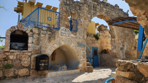 קבר ישי ורות רחבת כניסה.jpg